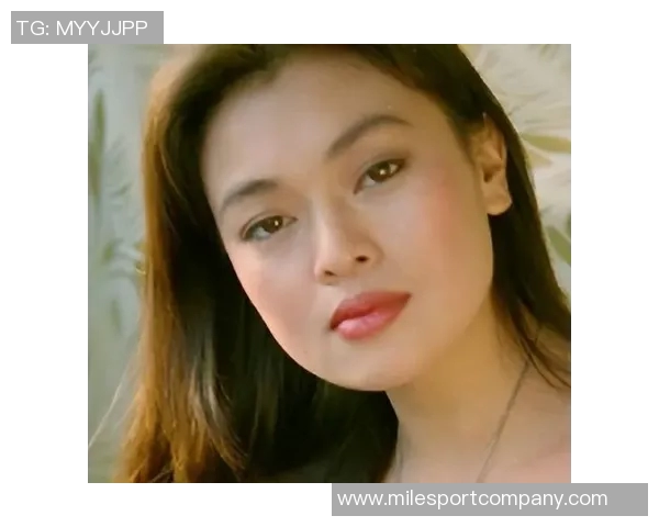 维尼修斯甜蜜晒合照与女友亲密互动幸福笑容尽显爱情甜蜜瞬间